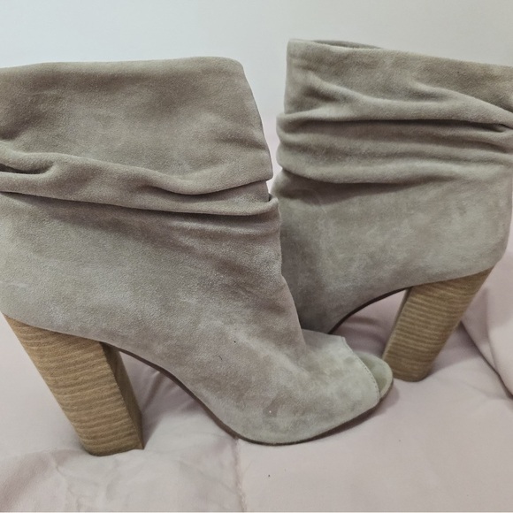 Chic Women's Light Gray Boots - Picture 6 of 10